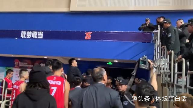 25, 马赛球迷冲突遭重罚，主场未来三场空场  
